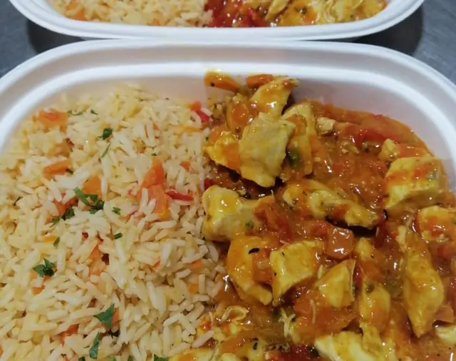 Arroz con pollo en envase individual