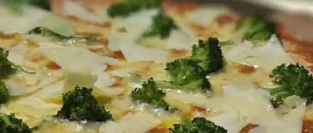 Pizza de brócoli con escamas de parmesano