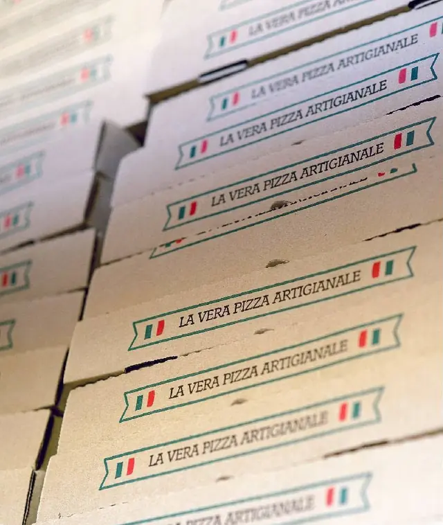Cajas de La Vieja apiladas con la impresión La vera pizza artigianale y la bandera de Italia