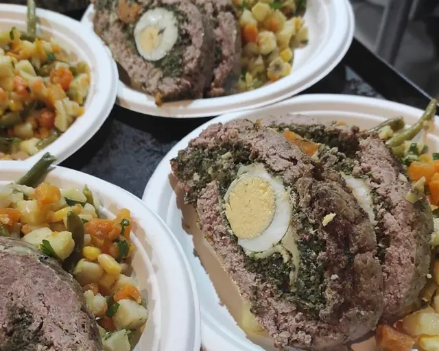 Carne rellena con huevo y verduras salteadas