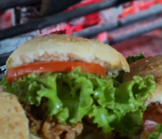 Chivito de bondiola braseada con lechuga y tomate