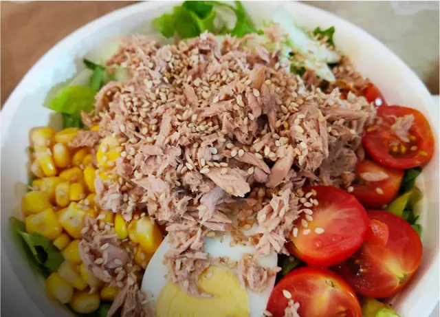 Menú saludable: ensalada con atún, huevo, choclo y tomates cherry