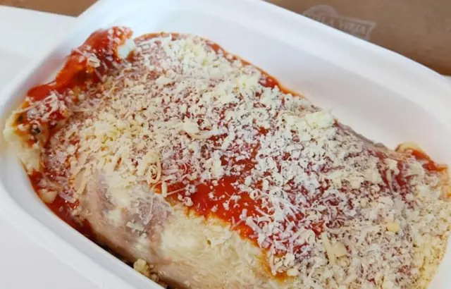 Lasaña con salsa de tomate y queso rallado