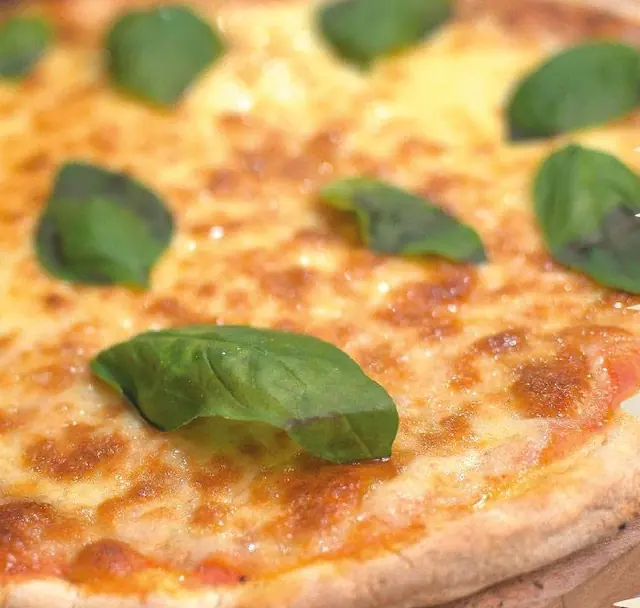 Pizza Margherita con albahaca
