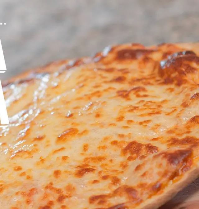 Pizza de mozzarella gratinada sobre tabla de madera
