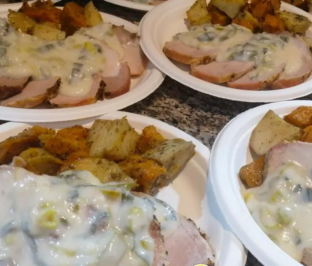 Platos de pollo con salsa blanca y papas