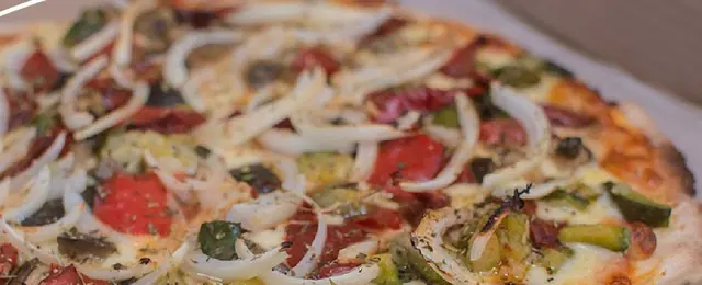 Pizza Vegetariana con morrones, cebolla y aceitunas dentro de su caja